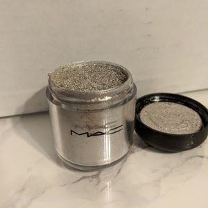 Mac Pigment in Silver Fog